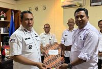 Bupati TTU menyerahkan SK pengangkatan Staf Khusus kepada Elias Koa.