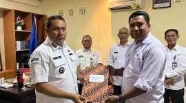 Bupati TTU menyerahkan SK pengangkatan Staf Khusus kepada Elias Koa.