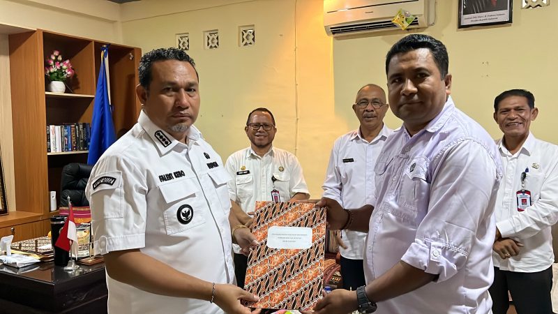 Bupati TTU menyerahkan SK pengangkatan Staf Khusus kepada Elias Koa.