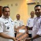 Bupati TTU menyerahkan SK pengangkatan Staf Khusus kepada Elias Koa.