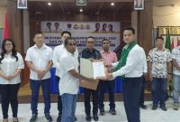 Lukas Reyner Atabui menerima SK sebagai Ketua Kadin Kabupaten Alor 