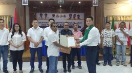 Lukas Reyner Atabui menerima SK sebagai Ketua Kadin Kabupaten Alor 