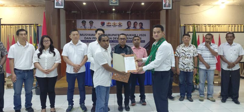 Lukas Reyner Atabui menerima SK sebagai Ketua Kadin Kabupaten Alor 
