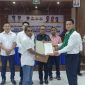 Lukas Reyner Atabui menerima SK sebagai Ketua Kadin Kabupaten Alor 