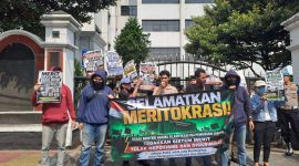 Aliansi Mahasiswa dan Pemuda untuk Demokrasi (AMPD) ketika melakukan aksi di Jakarta.