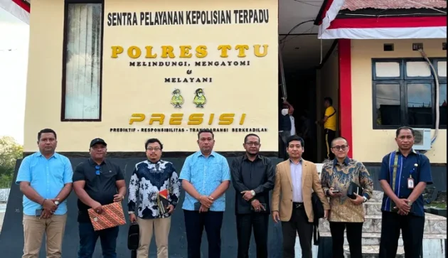 Tim kuasa hukum Bupati TTU, Falen Kebo ketika membuat laporan polisi di Polres TTU.