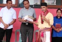 Dekan FKIP Undana Kupang menerima buku dari Guru di Desa Nekmese, foto: dokpri