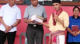 Dekan FKIP Undana Kupang menerima buku dari Guru di Desa Nekmese, foto: dokpri