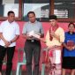 Dekan FKIP Undana Kupang menerima buku dari Guru di Desa Nekmese, foto: dokpri