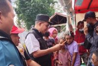 Gubernur NTT, Emanuel Melkiades Laka Lena bersama warga terdampak gempa Flores.