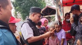Gubernur NTT, Emanuel Melkiades Laka Lena bersama warga terdampak gempa Flores.