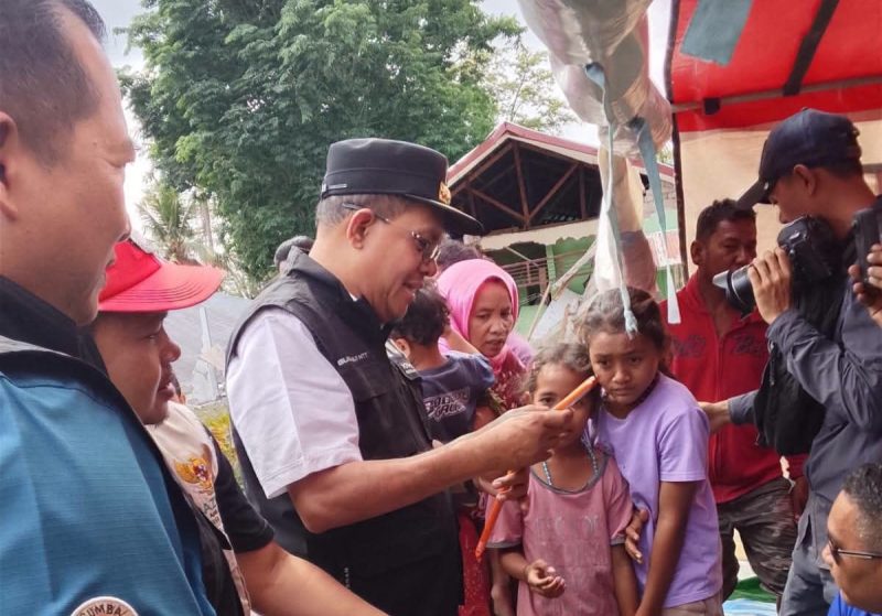 Gubernur NTT, Emanuel Melkiades Laka Lena bersama warga terdampak gempa Flores.