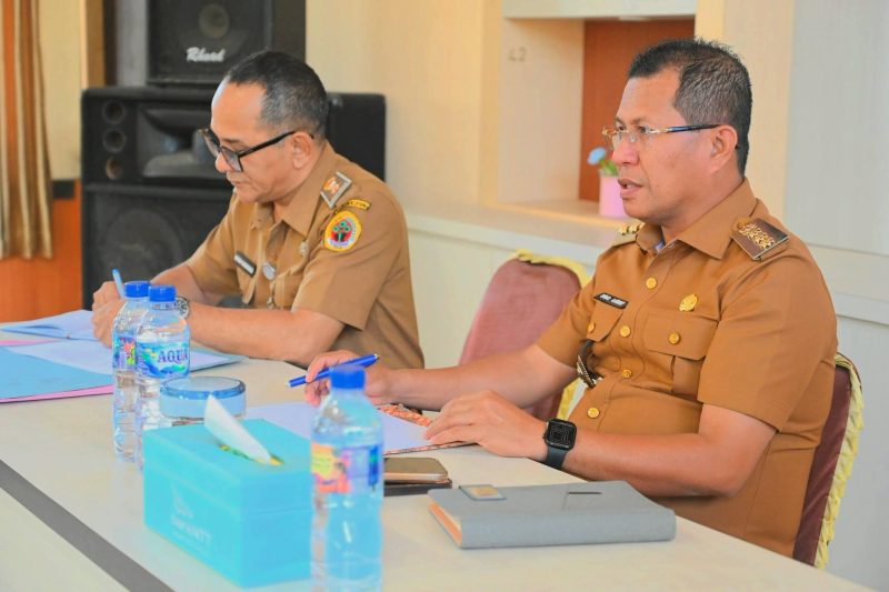 Bupati Kupang, Yosef Lede pimpin rapat pembahasan strategi merumuskan sumber pendapatan baru.