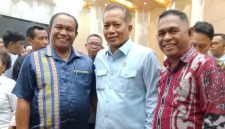 Ketua Pengurus KSP KOPDIT Swasti Sari, Wilhelmus Geri, S.Pd, M.M didampingi Sekretaris Pengurus, Drs. Frans Ola Krowin, saat pose bersama Menteri Koperasi RI, Ferry Juliantono (tengah) belum lama ini.
