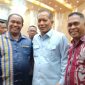 Ketua Pengurus KSP KOPDIT Swasti Sari, Wilhelmus Geri, S.Pd, M.M didampingi Sekretaris Pengurus, Drs. Frans Ola Krowin, saat pose bersama Menteri Koperasi RI, Ferry Juliantono (tengah) belum lama ini.