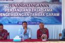 Staf Khusus Bupati TTU, Elias Koa hadiri penandatanganan PKS Pembangunan Tambak Garam.