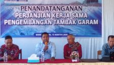 Staf Khusus Bupati TTU, Elias Koa hadiri penandatanganan PKS Pembangunan Tambak Garam.