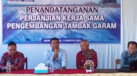 Staf Khusus Bupati TTU, Elias Koa hadiri penandatanganan PKS Pembangunan Tambak Garam.