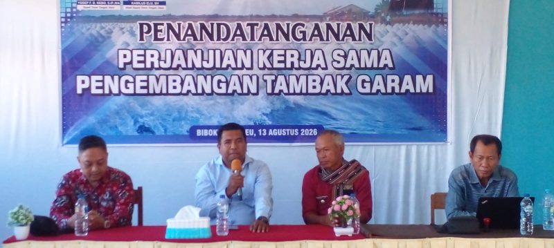 Staf Khusus Bupati TTU, Elias Koa hadiri penandatanganan PKS Pembangunan Tambak Garam.