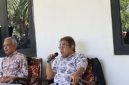Wartawan senior Matheos Messakh sebagai narasumber dalam diskusi bersama para jurnalis yang diinisiasi oleh Ume Daya Nusantara di Kupang.