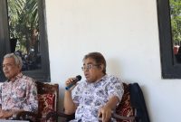 Wartawan senior Matheos Messakh sebagai narasumber dalam diskusi bersama para jurnalis yang diinisiasi oleh Ume Daya Nusantara di Kupang.