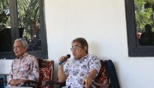 Wartawan senior Matheos Messakh sebagai narasumber dalam diskusi bersama para jurnalis yang diinisiasi oleh Ume Daya Nusantara di Kupang.