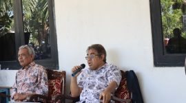 Wartawan senior Matheos Messakh sebagai narasumber dalam diskusi bersama para jurnalis yang diinisiasi oleh Ume Daya Nusantara di Kupang.