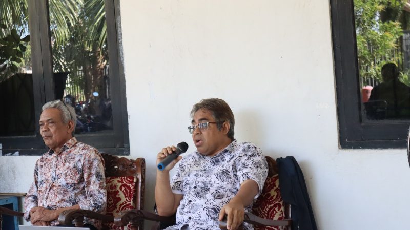 Wartawan senior Matheos Messakh sebagai narasumber dalam diskusi bersama para jurnalis yang diinisiasi oleh Ume Daya Nusantara di Kupang.