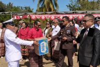 Nampak Kapolsek Amarasi Timur gerakan kepeduliannya untuk korban gempa Flores, dan di sampingnya turut mengiringi dengan nyanyian oleh Anggota DPRD Kabupaten Kupang, Ary Buraen.
