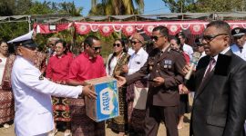 Nampak Kapolsek Amarasi Timur gerakan kepeduliannya untuk korban gempa Flores, dan di sampingnya turut mengiringi dengan nyanyian oleh Anggota DPRD Kabupaten Kupang, Ary Buraen.
