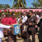 Nampak Kapolsek Amarasi Timur gerakan kepeduliannya untuk korban gempa Flores, dan di sampingnya turut mengiringi dengan nyanyian oleh Anggota DPRD Kabupaten Kupang, Ary Buraen.