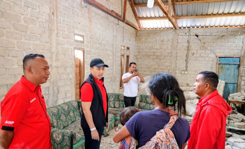 Stevano Rizki Adranacus hadir langsung di lokasi gempa memastikan setiap harapan didengar langsung dari warga terdampak.