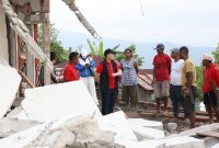 Nampak Stevano Rizki Adranacus berdiskusi dan mendengarkan langsung dari warga terkait berbagai bangunan yang roboh akibat gempa.