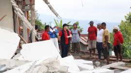 Nampak Stevano Rizki Adranacus berdiskusi dan mendengarkan langsung dari warga terkait berbagai bangunan yang roboh akibat gempa.