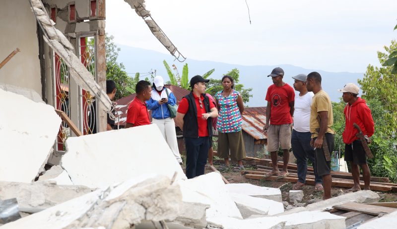Nampak Stevano Rizki Adranacus berdiskusi dan mendengarkan langsung dari warga terkait berbagai bangunan yang roboh akibat gempa.