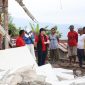 Nampak Stevano Rizki Adranacus berdiskusi dan mendengarkan langsung dari warga terkait berbagai bangunan yang roboh akibat gempa.
