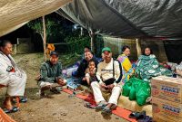 Kepala Tim Tanggap Bencana Gempa Flores YNS, Vincent Mone di tenda bersama warga terdampak gempa.
