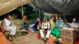 Kepala Tim Tanggap Bencana Gempa Flores YNS, Vincent Mone di tenda bersama warga terdampak gempa.