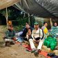 Kepala Tim Tanggap Bencana Gempa Flores YNS, Vincent Mone di tenda bersama warga terdampak gempa.