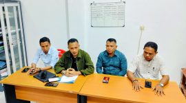 Advokat Bildad Tonak didampingi kuasa hukumnya melakukan konferensi pers, Minggu 2 Agustus 2026.