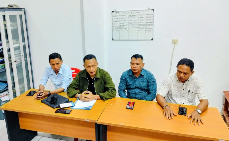 Advokat Bildad Tonak didampingi kuasa hukumnya melakukan konferensi pers, Minggu 2 Agustus 2026.