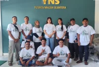 Founder Yayasan YNS (tengah) bersama tim pertama yang akan diberangkatkan ke Flores.