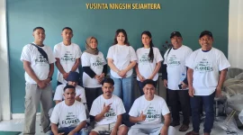 Founder Yayasan YNS (tengah) bersama tim pertama yang akan diberangkatkan ke Flores.
