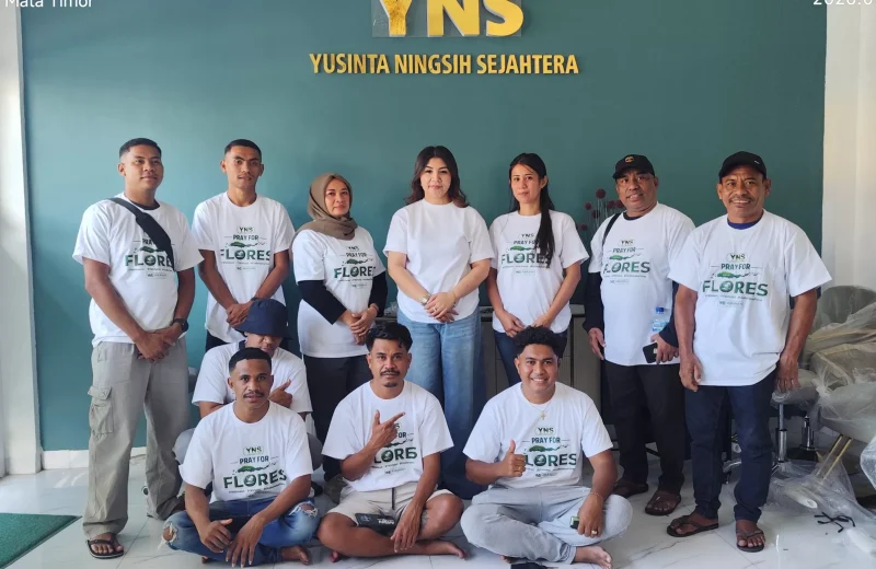 Founder Yayasan YNS (tengah) bersama tim pertama yang akan diberangkatkan ke Flores.