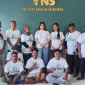 Founder Yayasan YNS (tengah) bersama tim pertama yang akan diberangkatkan ke Flores.