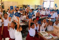 para murid SD I Nekmese menerima Alkitab dari The Gideons International