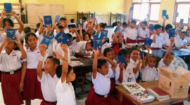 para murid SD I Nekmese menerima Alkitab dari The Gideons International