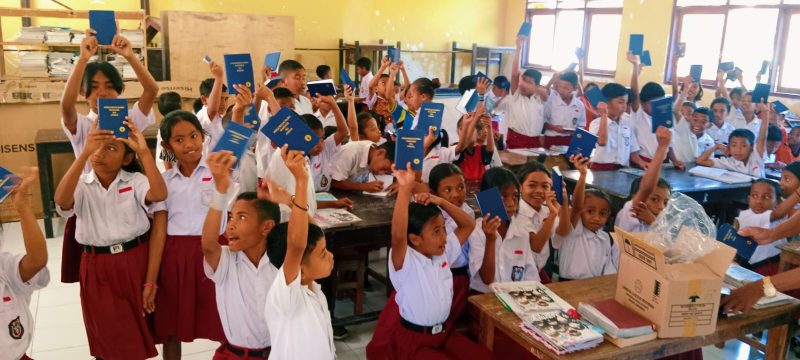 para murid SD I Nekmese menerima Alkitab dari The Gideons International