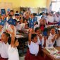 para murid SD I Nekmese menerima Alkitab dari The Gideons International