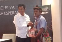 Wakil PM 2 RDTL Mariano Assanami Sabino menerima buku dari Guru SD asal Kab Kupang; foto: dokpri